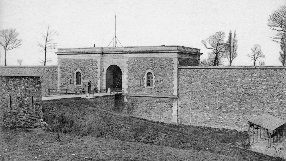 L’entrée du fort de Romainville dans les années 1900. Sous l’Occupation, le bâtiment sera surmonté d’un mirador. Carte postale, collection Mémoire Vive.