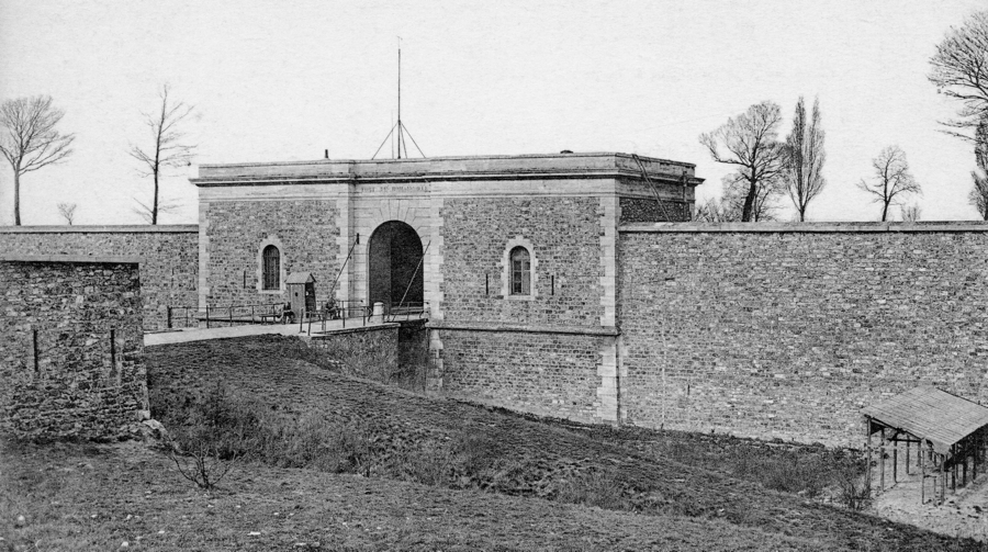 Sous l’Occupation, le bâtiment d’entrée du camp allemand était surmontée d’un mirador. Carte postale des années 1900. Coll. Mémoire Vive