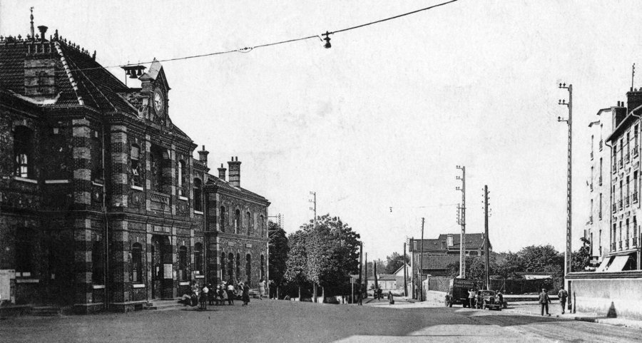 Fresnes. La mairie, à gauche. Carte postale oblitérée en 1939. Collection Mémoire Vive.