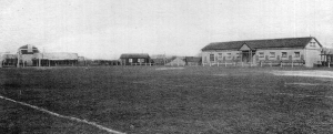 Le stade des Champs-Élysees et la salle de fêtes. Carte postale. Collection archives municipales d’Hirson.