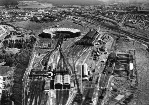 Hirson. Dépôt des machines de la SNCF. En haut à droite,  de l’autre côté des voies, la cité des Champs-Élysées.  Carte postale éditée après guerre (la rotonde a été achevée en 1958). Collection Mémoire Vive. D.R.