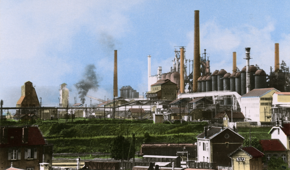 L’usine Sidelor d’Homécourt après-guerre. Carte postale colorisée sur papier photographique. Collection Mémoire Vive.