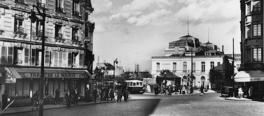 Issy-les-Moulineaux. Place de la Mairie.  Carte postale écrite en août 1946. Coll. Mémoire Vive