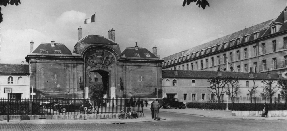 Le Kremlin-Bicêtre, entrée principale de l’hospice peu après la guerre. Carte postale, coll. Mémoire Vive.