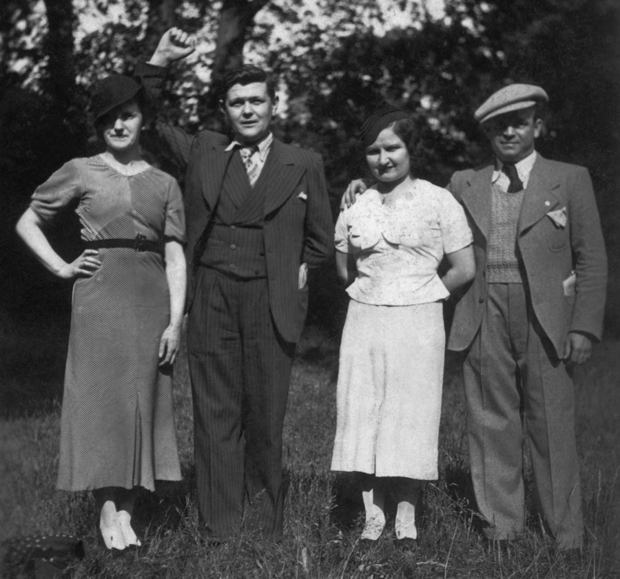 1937 : Jeanne et Joseph Kermen avec leurs proches amis, “Nono” et Marius Defruit (à droite). Collection Pierre Labate. Droits Réservés.