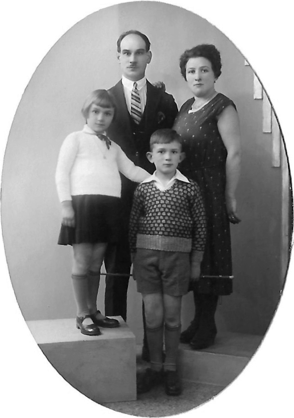 Joseph, Thérèse, Odette et Roger, vers 1932 ? Collection Christophe Llorens, droits réservés.