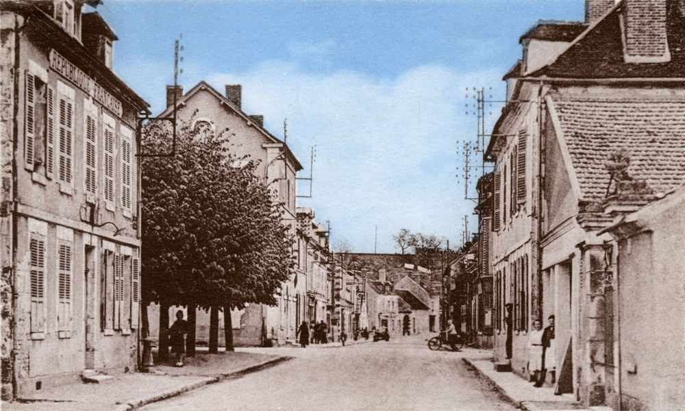 Laroche-Saint-Cydroine dans les années 1920. À gauche, la mairie. Carte postale, collection Mémoire Vive.