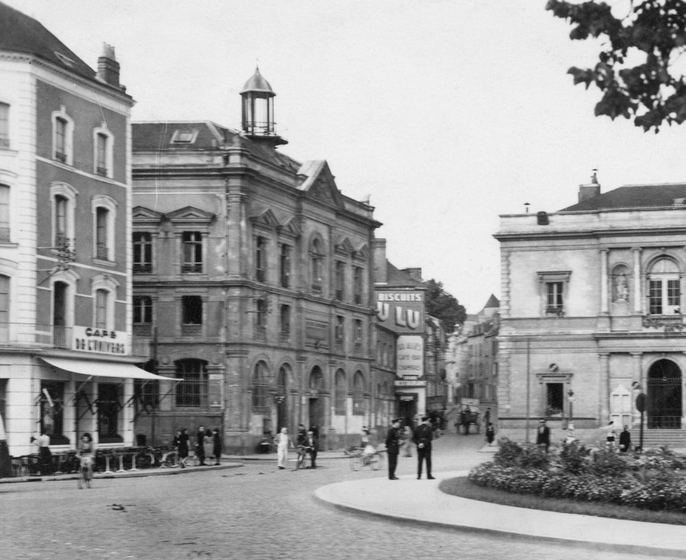 Laval. À gauche, la Poste sur la place de la mairie. Carte postale envoyée en 1949. Collection Mémoire Vive.