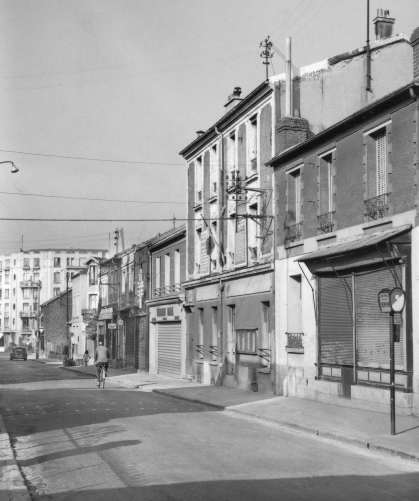 Le Blanc-Mesnil. À droite, la mairie, avenue Henri-Babusse. Carte postale des années 1940-1950. Collection mémoire Vive.