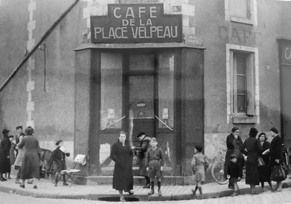 Le café de Gaston et Régina à la fin des années 1930. C’était un point de rendez-vous et de dépôt des réalisateurs de La Lanterne. Tournés vers le photographe, Régina et Kleber. Album d’Édith Breton, © Patrice Cotensin.
