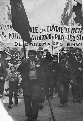 Au premier plan, Marcel Le Dret portant drapeau au cours d’une manifestation. © Collection Marc Le Dret.