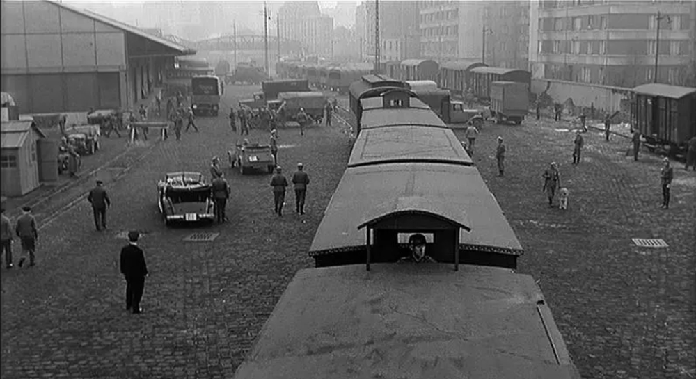 Le film « Le Train », réalisé en 1964 par John Frankenheimer, comprend plusieurs scènes tournées dans la gare marchandises de la Glacière-Gentilly.  Vue des installations de la gare de marchandises le long de la rue Brillat-Savarin. Au fond, la passerelle qui reliait la place de Rungis à la rue des Longues Raies. Droits réservés.