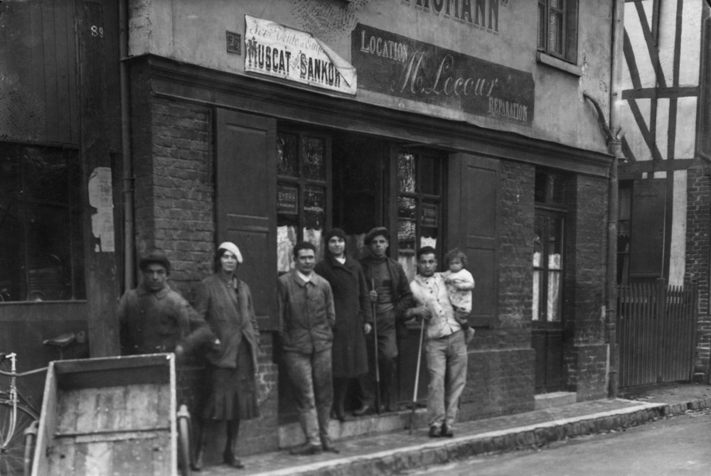 La devanture du café de la rue de l’Abbaye en 1934. À droite, appuyé sur une queue de billard, Marcel Lecour porte son fils Michel. Collection Martine Groult. D.R.