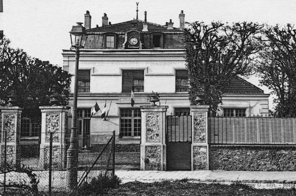 Limeil-Brévannes. La mairie et les écoles dans les années 1910.  Carte postale. Collection Mémoire-Vive.