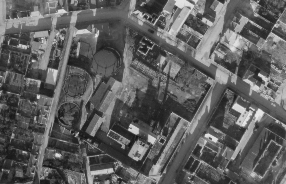 Lorient, l’usine à gaz, vue aérienne en janvier 1947. De nombreux bâtiments n’ont plus que leurs murs à la suite des bombardements. © Portail IGN, remonter le temps.