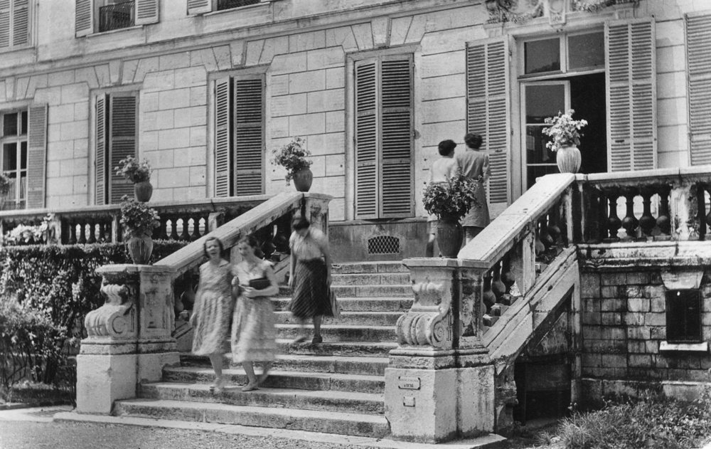Lycée Victor Duruy. Le perron (vers le jardin ?). Carte postale (probablement éditée après-guerre). Collection Mémoire Vive.
