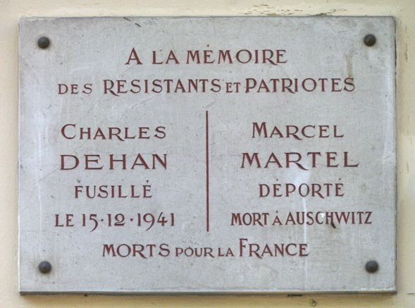 Plaque apposée sur le local du gardien (?), à droite du portail et de la grille. © Mémoire Vive.