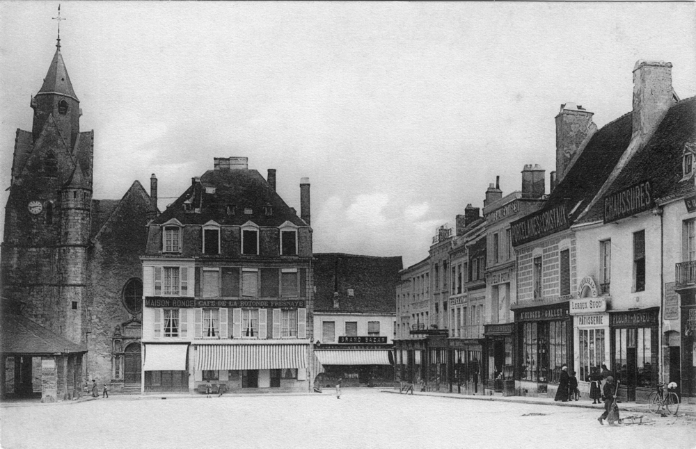 Mamers. La place Carnot au début des années 1900. Carte postale. Collection Mémoire Vive.
