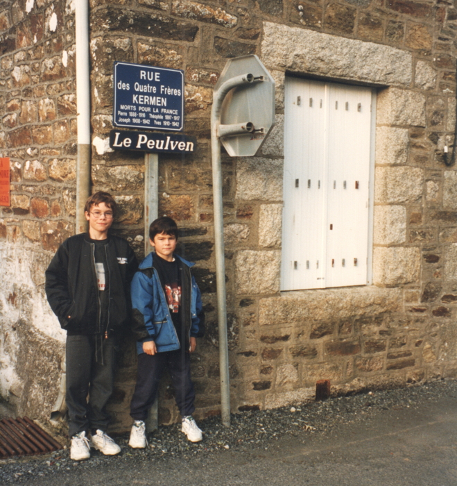 Maxime et Ulysse Labate, arrières-petits-fils de Joseph, à Callac en 1997. Photo P. Labate.