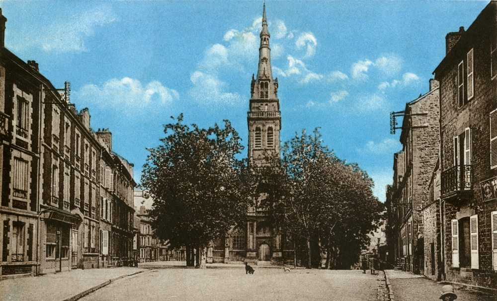 Mézières, place de l’église. Carte postale colorisée, oblitérée en 1934. Collection Mémoire Vive.