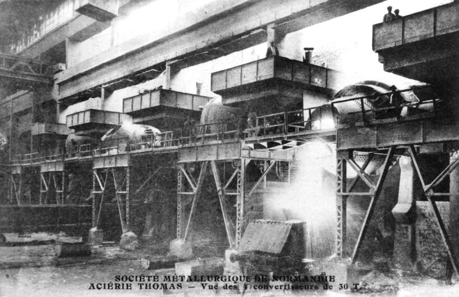 SMN. Aciérie Thomas, les quatre convertisseurs de 30 tonnes. Carte postale, in De Caen à Auschwitz, Cahiers du temps.