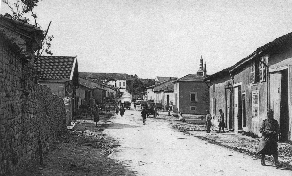 Montzéville. La rue des Trois Fontaine vers 1915. Carte postale, collection Mémoire Vive.
