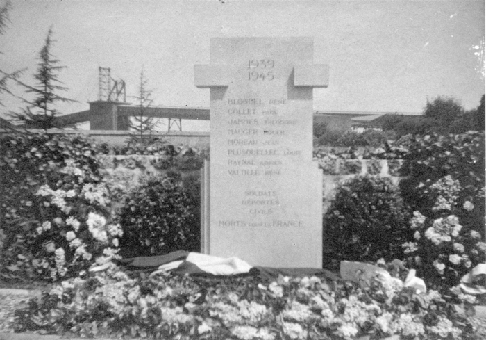 Le monument aux morts de la centrale électrique …probablement le jour de l’inauguration nombreuses fleurs) (collection particulière - droits réservés)