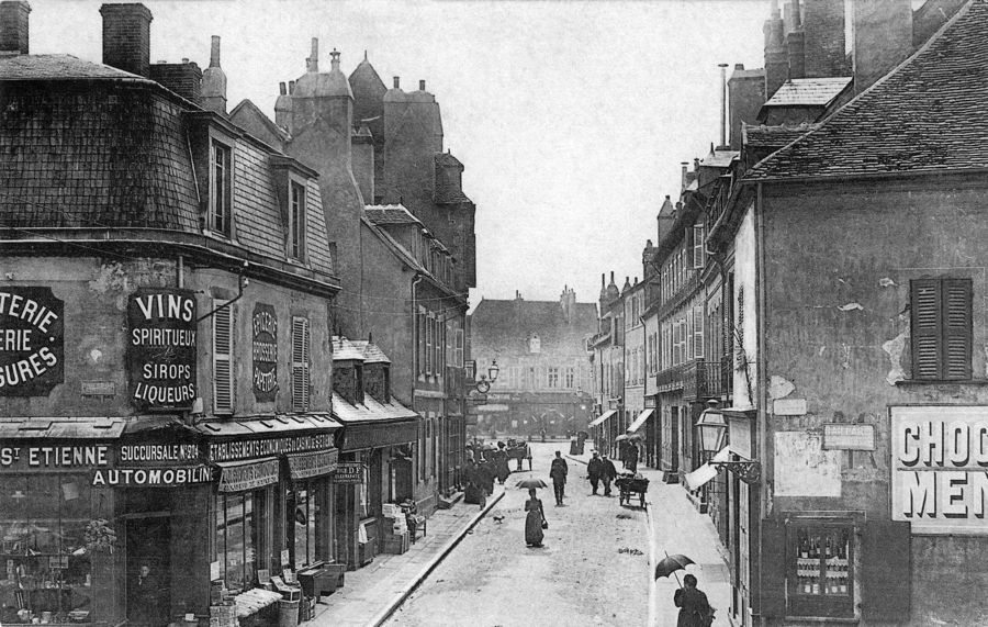 Moulins, la rue des Couteliers dans les années 1900. Carte postale, collection Mémoire Vive.