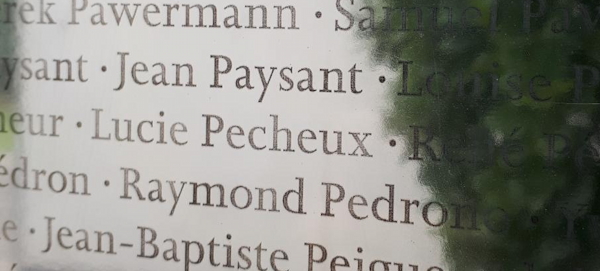Sur le mur des noms du Mémorial de l’internement et de la déportation, camp de Royallieu, à Compiègne. © Photo Corinne Dromard, 2019.