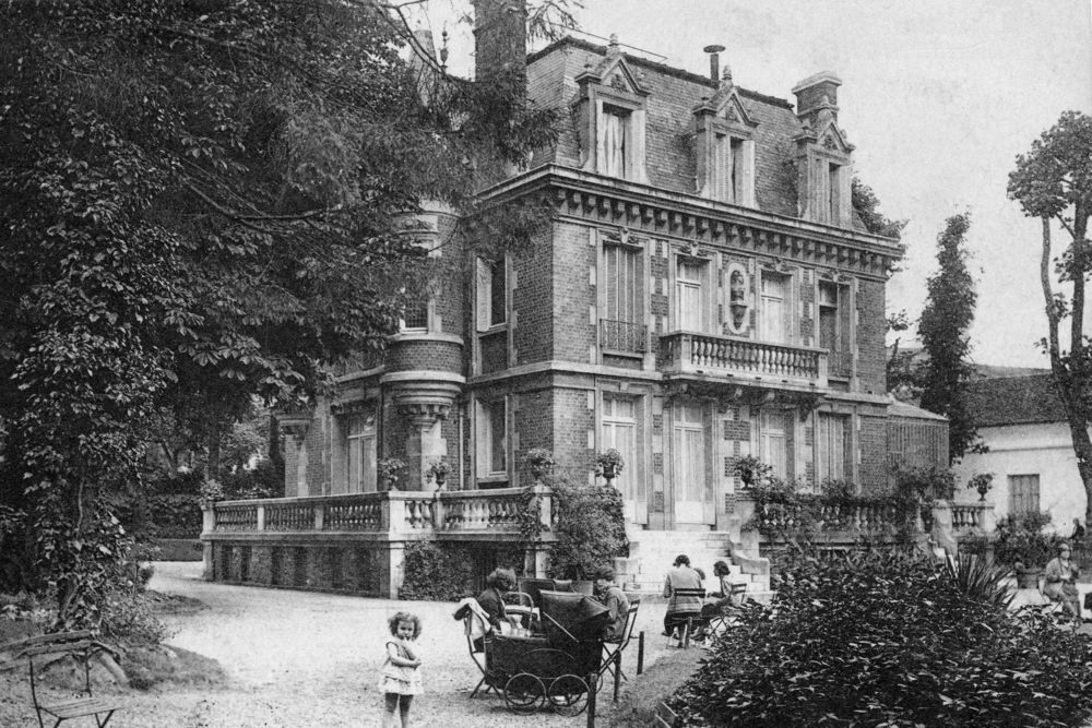 Nanterre. La mairie et son parc dans les années 1920. Carte postale. Collection Mémoire Vive.