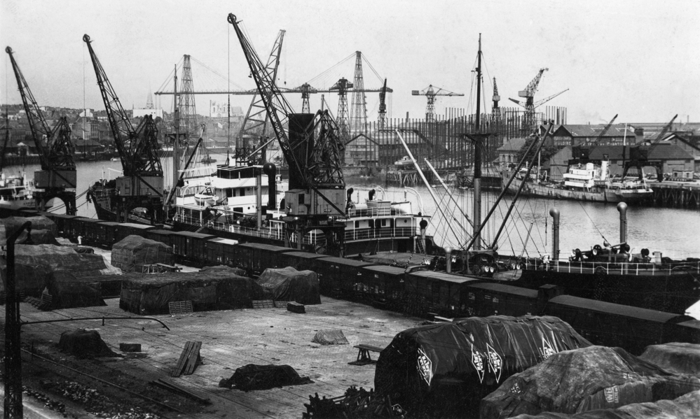 Le port de Nantes dans les années 1900. Au fond, derrière les grues, le pont transbordeur. Carte postale. Collection Mémoire Vive.