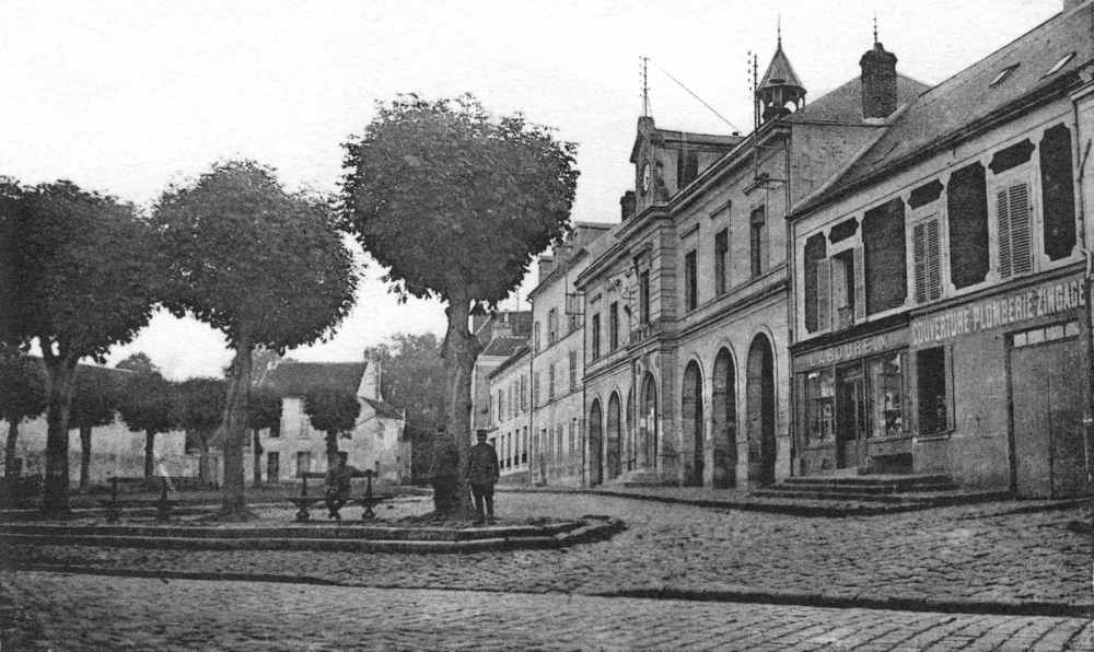 Nanteuil-le-Haudoin, la place de la République avec, à droite, la Mairie. Carte postale des années 1900. Coll. Mémoire Vive.