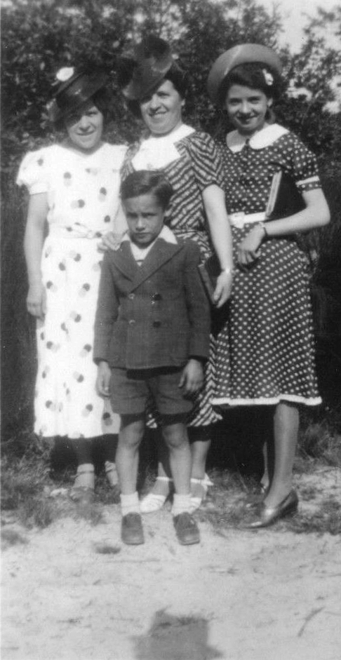 Lucie au centre, entourée de sa sœur Marcelle (à gauche) et de sa fille Gisèle (à droite). © Corinne Dromard-Abspoel.