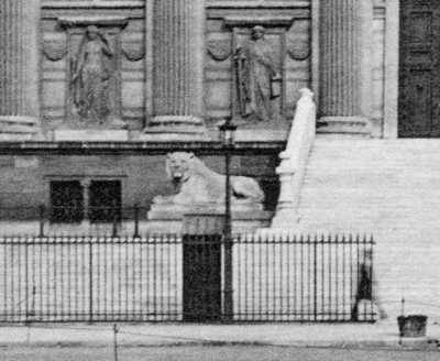 Gros plan de l’image ci-dessus : deux soupiraux à gauche du lion.