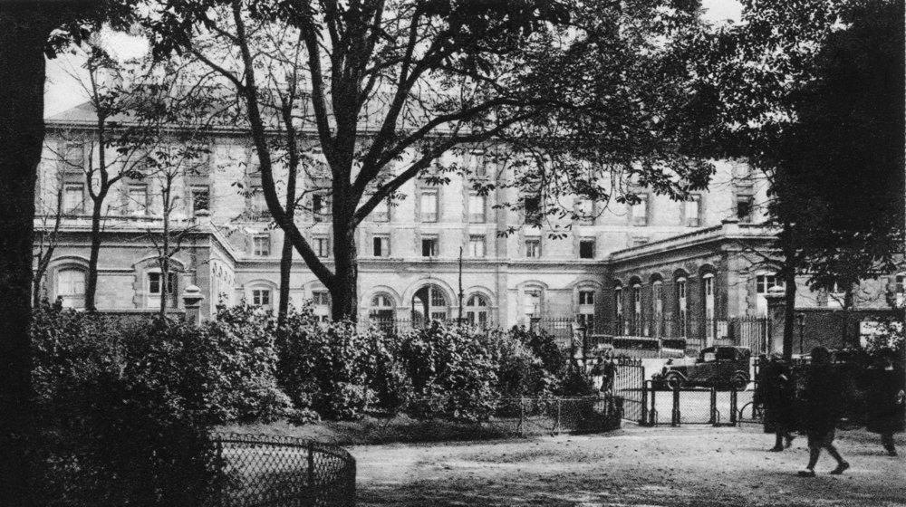 Entrée de l’Hôpital Tenon, vue depuis le square E. Vaillant. Carte postale non datée. Collection Mémoire Vive.