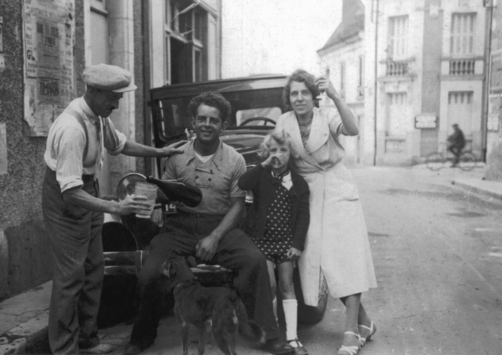Paul, Gisèle et Raymonde, appuyés sur l’automobile. © Fabien Jaffredo.