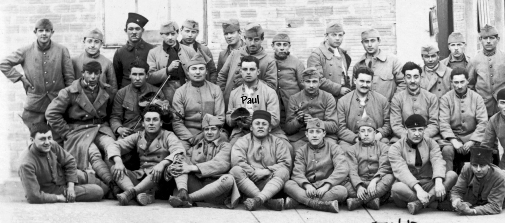 Paul au centre d’un groupe de conscrits  le 8 mars 1924 au camp Sainte-Marthe à Marseille. © Fabien Jaffredo.
