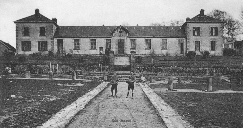 Peyrat-le-Château. La mairie et les écoles dans les années 1900. Carte postale, collection Mémoire Vive.