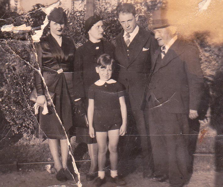 Pierre Bernard en famille en 1938. De gauche à droite : Elise Ferrieu, sa belle-sœur, Madeleine et Pierre Bernard derrière leur fils Jean, et Jean Ferrieu, père de son épouse. © Laurence Ménard.