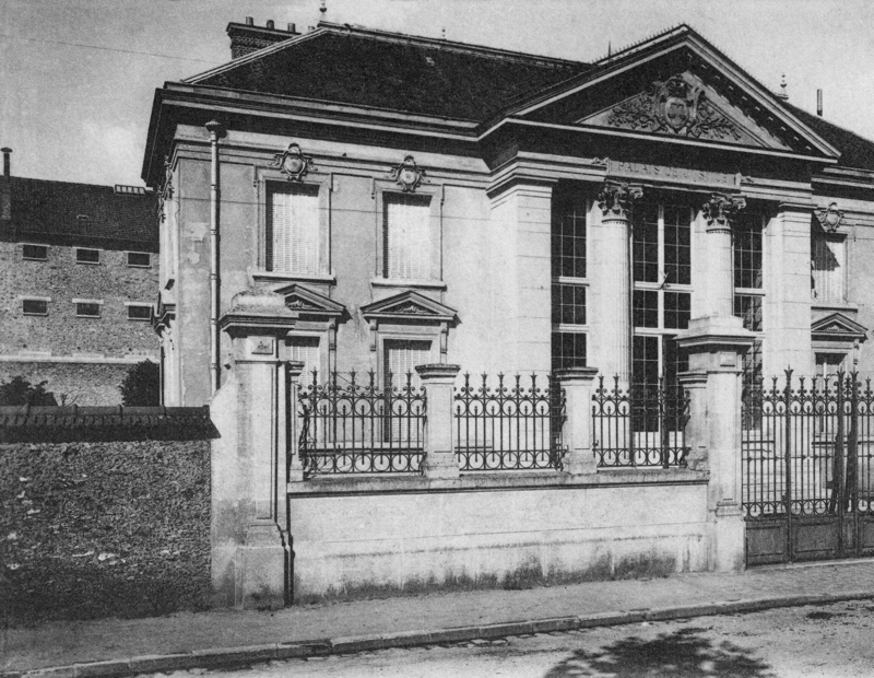 Rambouillet. Au premier plan, le Palais de Justice et derrière, à gauche, la Maison d’arrêt. Carte postale des années 1900. Collection Mémoire Vive.