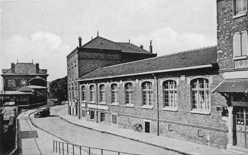 Rosny-sour-Bois. L’école des garçons et la gare (à gauche) dans les nnées 1930. Carte postale, collection Mémoire Vive.