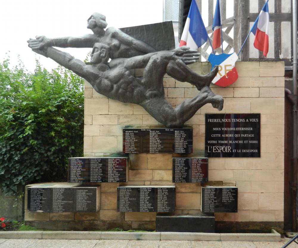 Monument dédié aux militant.e.s mort.e.s au cours de la guerre dans la cour du siège de la Fédération du PCF de Seine-Maritime à Rouen. © Claudine Ducastel pour Mémoire Vive (2014).