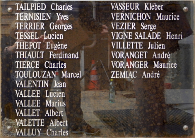 Une des six plaques dédiées aux militant.e.s mort.e.s au cours de la guerre, au siège de la Fédération du PCF de Seine-Maritime à Rouen. © Claudine Ducastel pour Mémoire Vive.