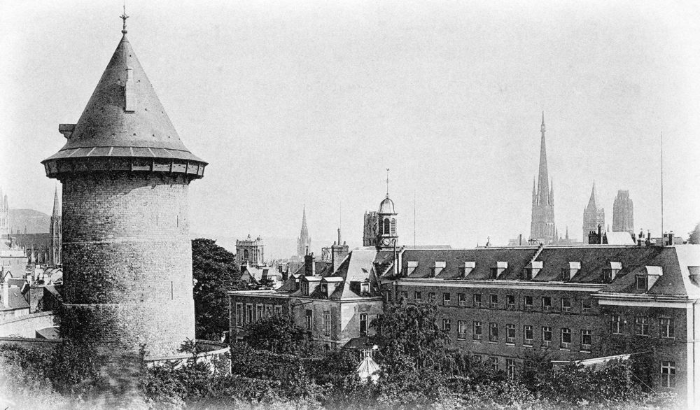 Rouen. La tour Jeanne d’Arc dans les années 1900. Carte postale. Collection Mémoire Vive.