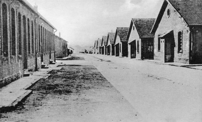 Le quartier “A” de la caserne de Royallieu à Compiègne, futur “camp des communistes” du Frontstalag 122 ; à droite, sont visibles les bâtiments A4, A5, A6, A7 et A8. Carte postale des années 1930. Collection Mémoire Vive.