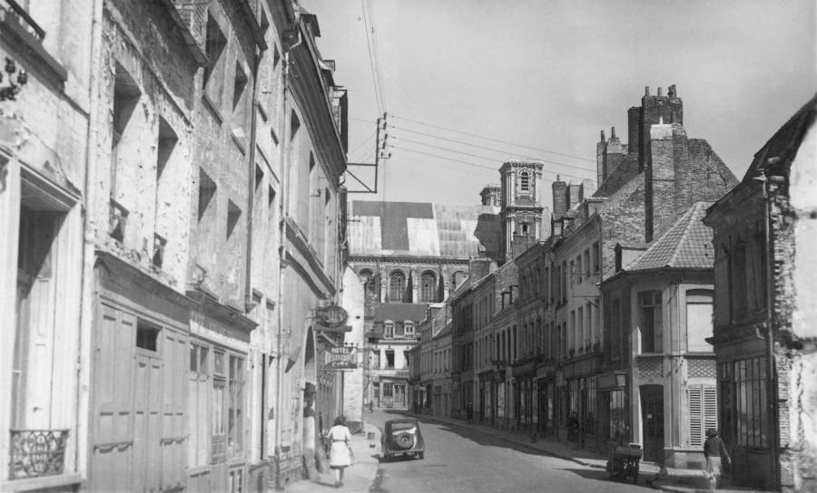 Saint-Omer, la rue d’Arras dans les années 1940. Carte postale, collection Mémoire Vive.