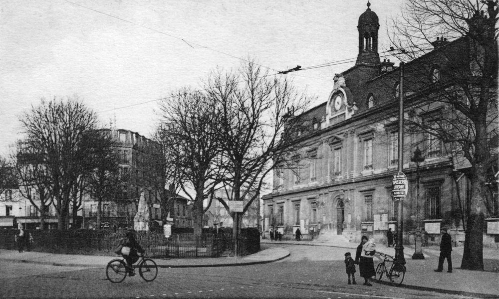 Saint-Ouen. La place de la mairie dans les années 1920-1930. Carte postale. Coll. Mémoire Vive