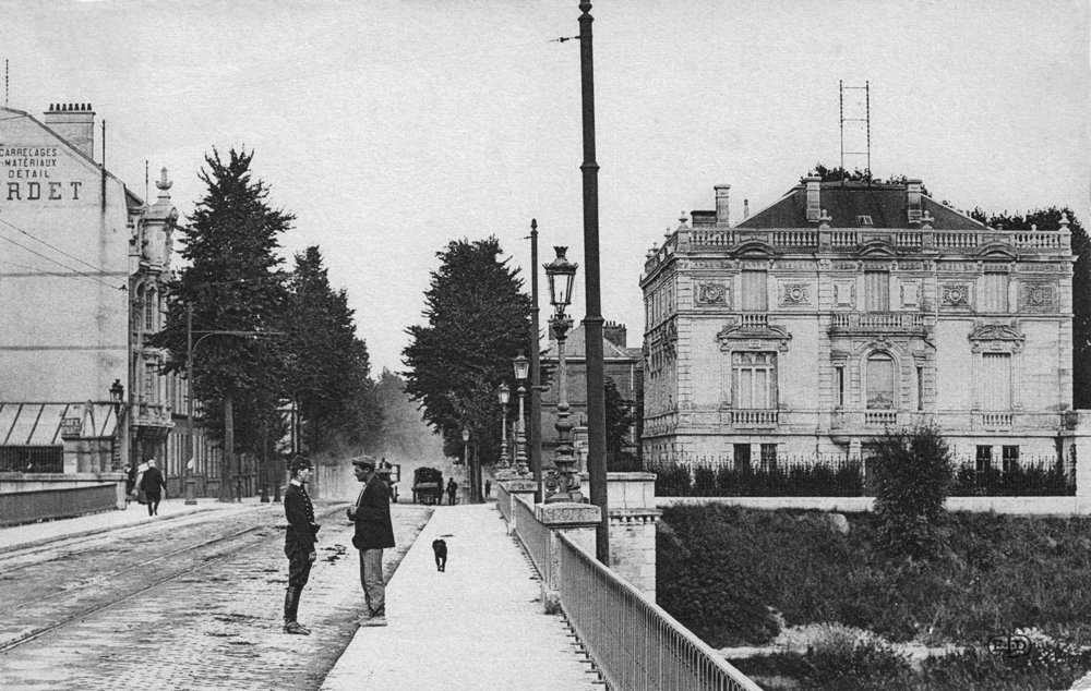 Sedan. L’avenue Philippoteaux vue depuis le pont dans les les années 1900. Carte postale, collection Mémoire Vive.