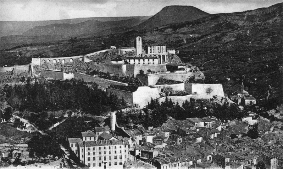 Sisteron, la citadelle dans les années 1900. Carte poste, collection Mémoire Vive.