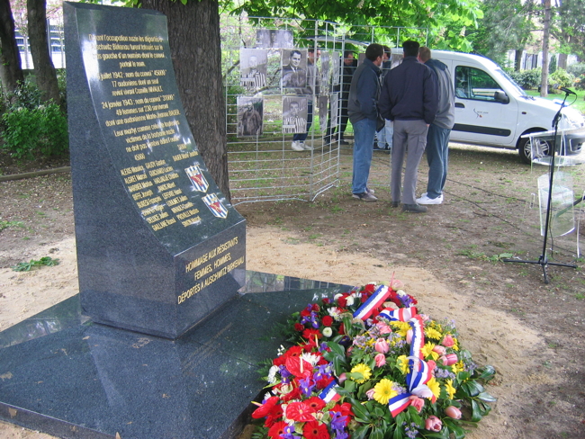 Le monument dédié aux dix-sept “45000” de Saint-Ouen et à Marie-Jeanne Bauer, “31000”, inauguré le 24 avril 2005 dans le square des 45000 et des 31000. © Mémoire Vive.